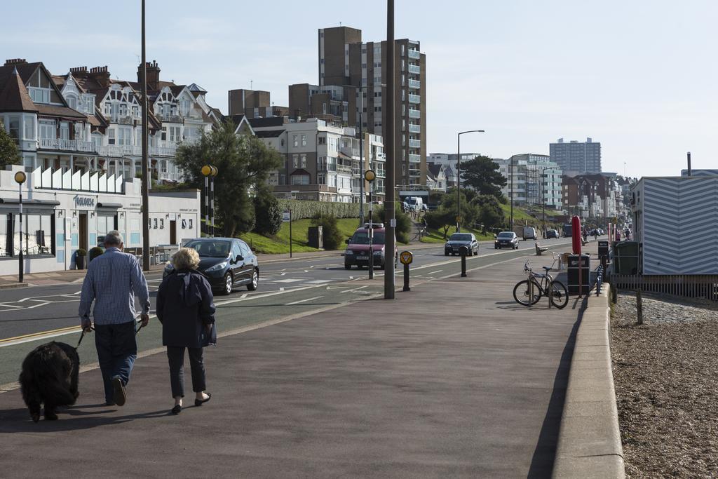 Southend Guest House - Close To Beach, Train Station & Southend Airport Bagian luar foto